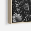 Obraz w ramie 50x50 - Kontrastujące miasto - miasto, biało - rama drewno