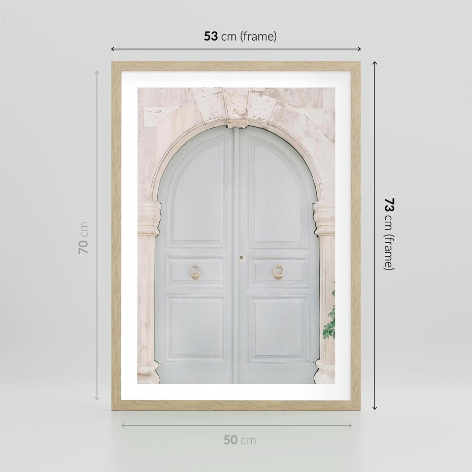 Plakat w ramie 50x70 - Błękitne Drzwi Kamienicy: Urok Historii - stare piękne drzwi do kamienicy, błękitne drzwi - rama drewno