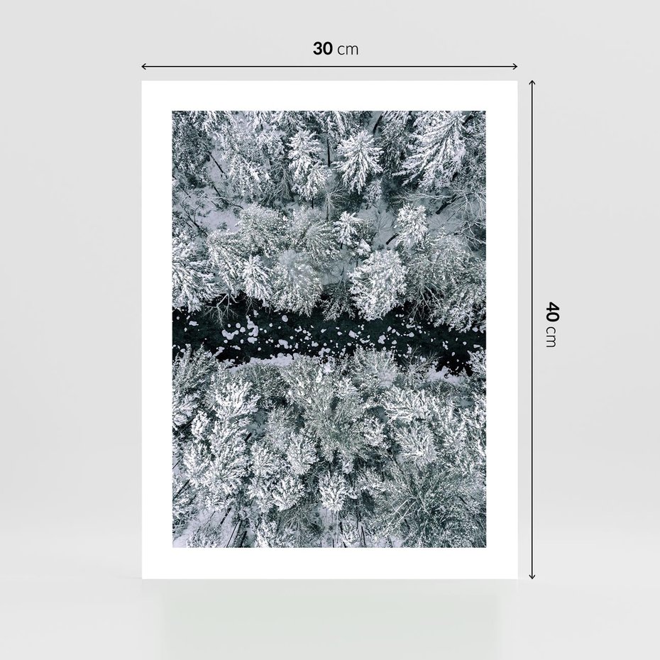 Plakat bez ramy 30x40 - Zimowy Krajobraz z Góry - zdjęcie z góry, zaśnieżony las i zamarznięty strumyk