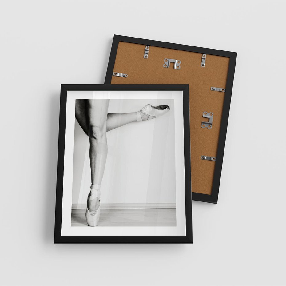 Plakat w ramie 40x50 - Tańcząca Delikatność - artystyczne zdjęcie, odcienie szarości - rama czarna