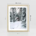 Plakat w ramie 40x50 - Spokój Zimowej Przygody w Lesie - domek w górach w lesie, zima - rama drewno