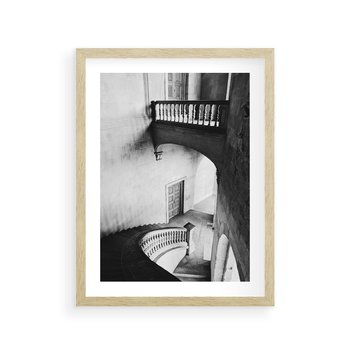 Plakat w ramie 40x50 - Po Schodach w Dół - czarno białą fotgrafia, zakręcone schody w starek kamienicy - rama drewno