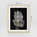 Plakat w ramie 40x50 - Nocne Uniesienia - abstrakcyjny kwiat, mroczna atmosfera - rama drewno