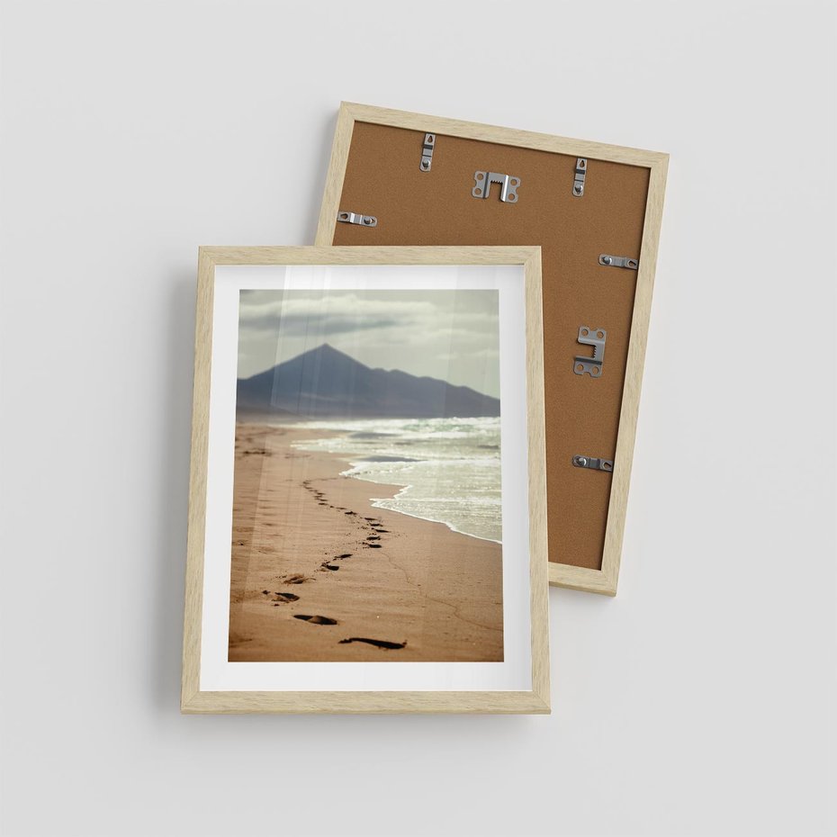 Plakat w ramie 30x40 - Ślady stóp na plaży - plaża, ślady - rama drewno