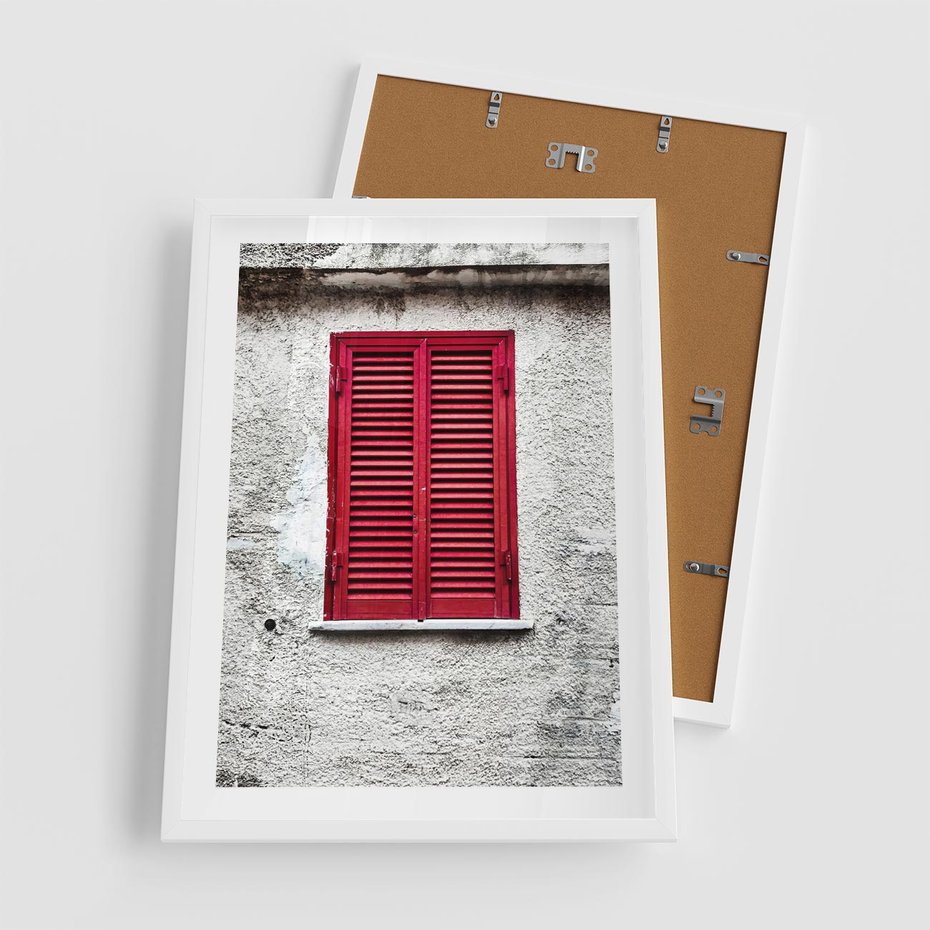 Plakat w ramie 50x70 - Okno z Czerwonymi Okiennicami - stare okno, kamienica - rama biała