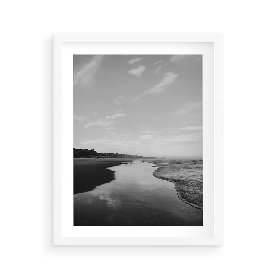 Plakat w ramie 40x50 - Nadmorska Melodia - czarno białe zdjęcie, plaża - rama biała