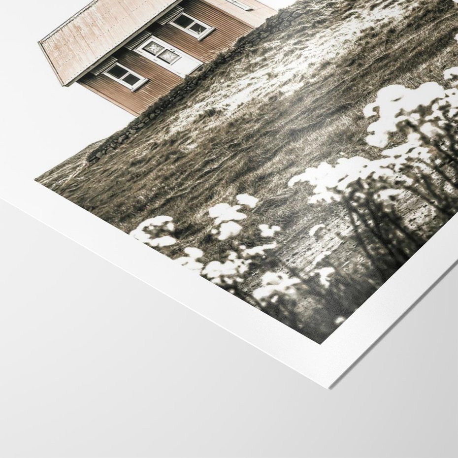 Plakat bez ramy 30x40 - Krajobraz z Przeszłości: Kwitnąca Łąka w Sepii - domek na wzgórzu, kwitnąca łąka