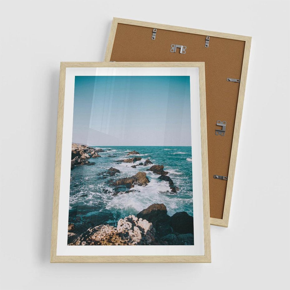 Plakat w ramie 50x70 - Dramatyczna Sceneria: Fale i Skały nad Morzem - morze, fale - rama drewno