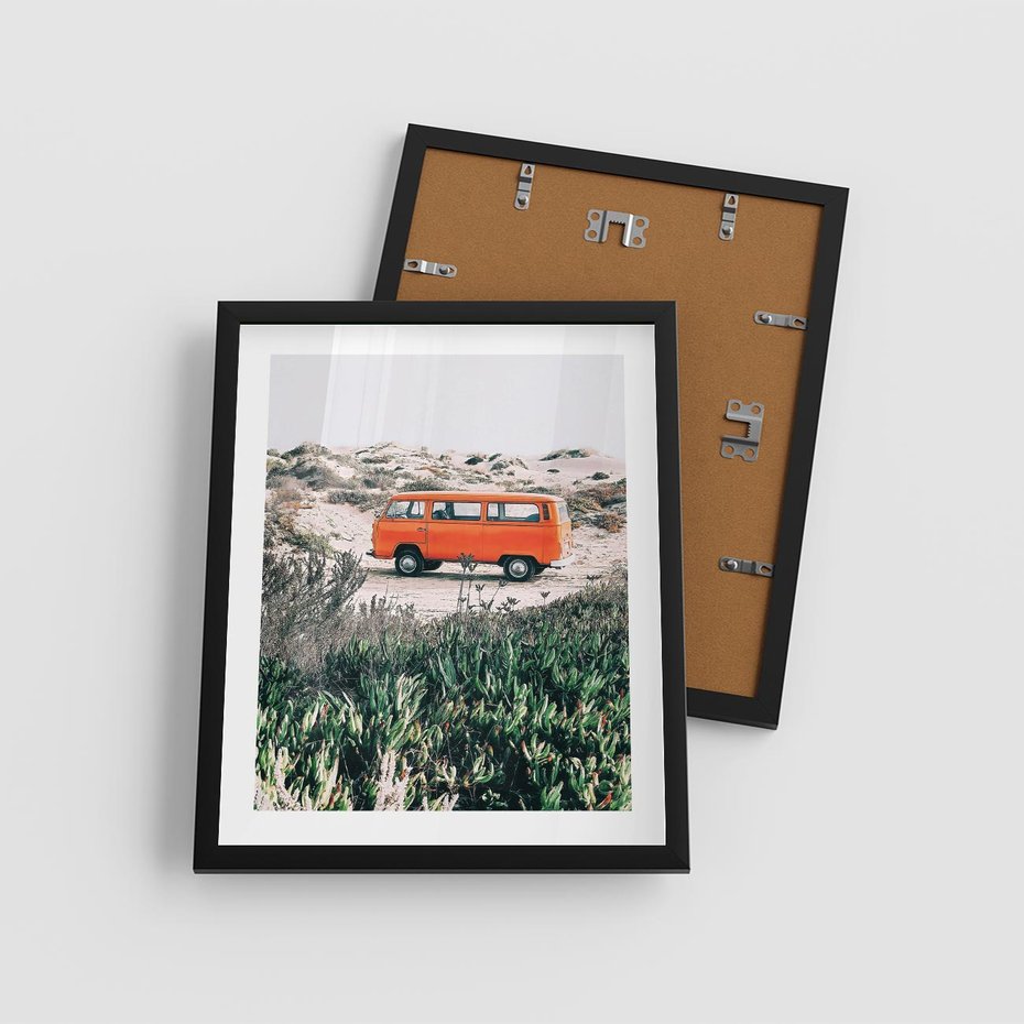 Plakat w ramie 40x50 - Podróże po Pustyni - stary samochód van, pomarańczowy - rama czarna