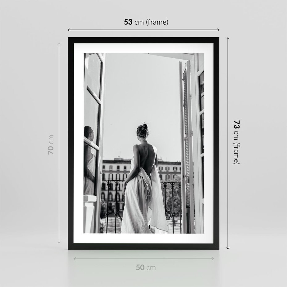 Plakat w ramie 50x70 - Poranki w Paryżu - czarno białe zdjęcie, kobieta w prześcieradle na balkonie - rama czarna