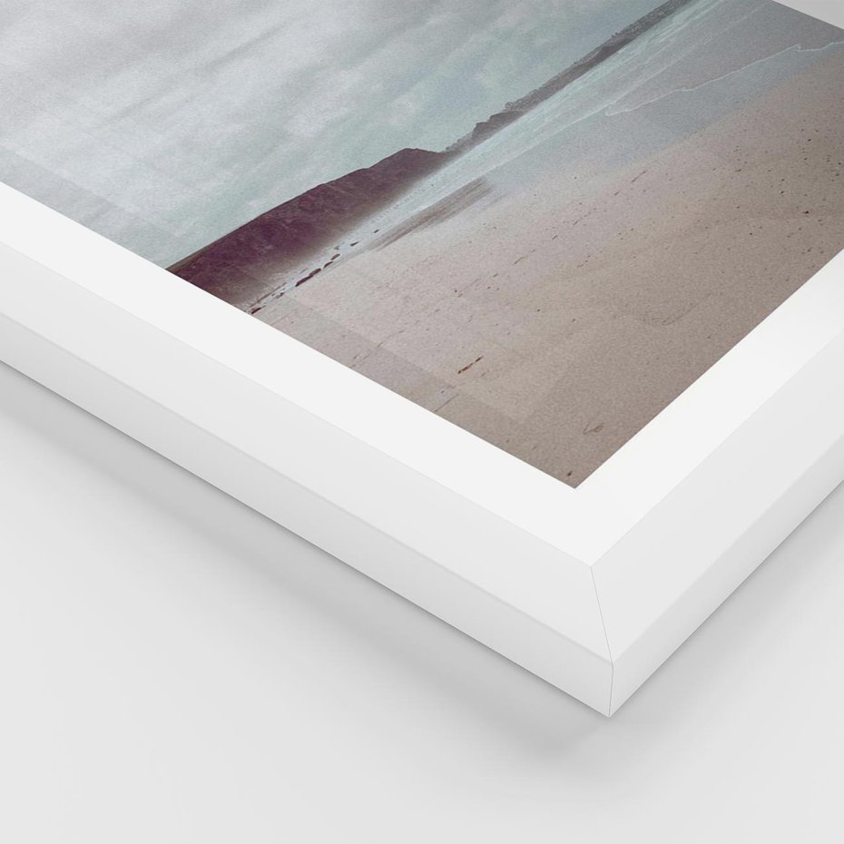 Plakat w ramie 30x40 - Mglista Plaża - plaża, mglisty krajobraz - rama biała