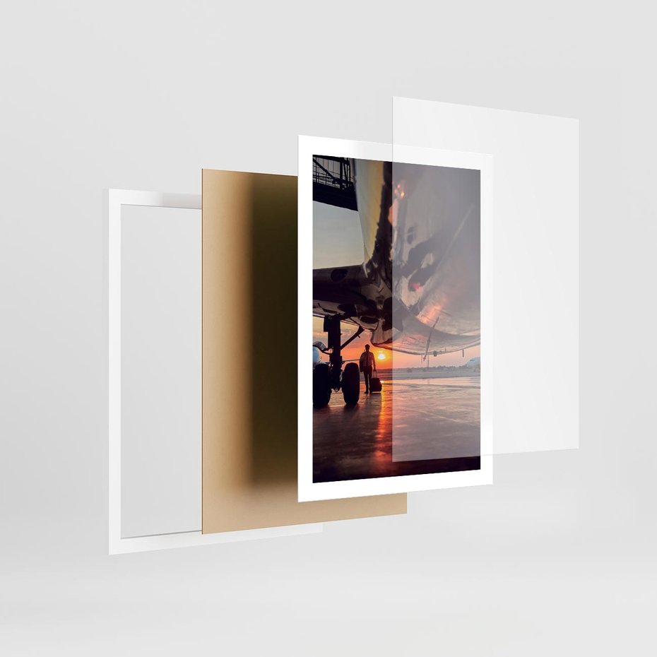 Plakat w ramie 50x70 - Podróż ku Zachodzącemu Słońcu - samolot, scena na lotnisku - rama biała