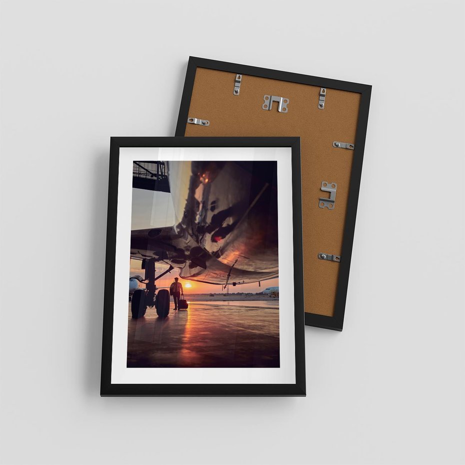 Plakat w ramie 30x40 - Podróż ku Zachodzącemu Słońcu - samolot, scena na lotnisku - rama czarna
