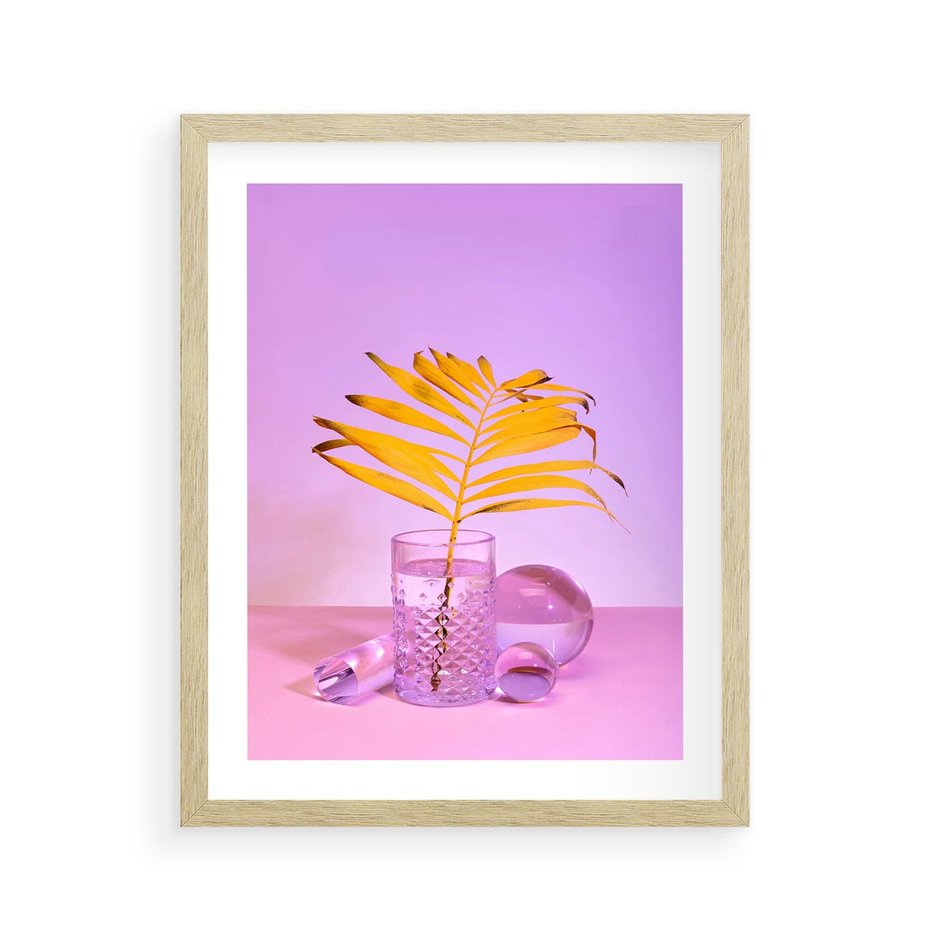 Plakat w ramie 40x50 - Neonowy Liść Palmy na Fotografii - neonowa fotografia, liść palmy w szklance - rama drewno