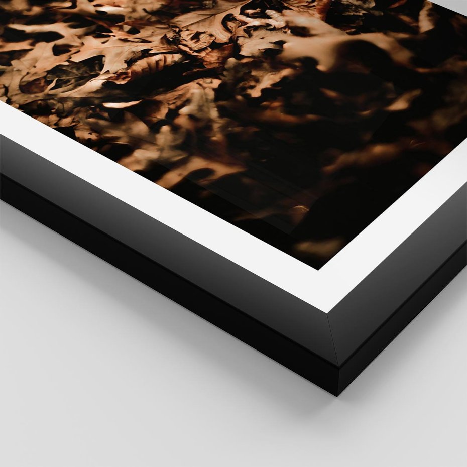 Plakat w ramie 50x70 - Jesienne Liście: Nostalgiczna Kolorystyka - suche liście, jesień - rama czarna