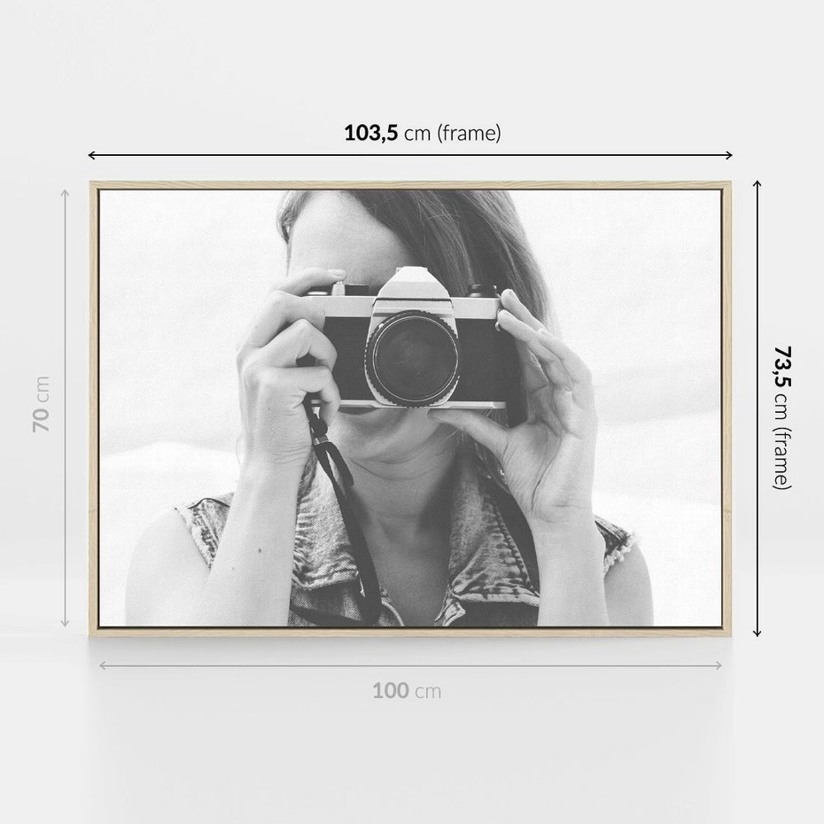 Obraz w ramie 100x70 - Zrób mi Zdjęcie - fotografia, kobieta z aparatem - rama drewno