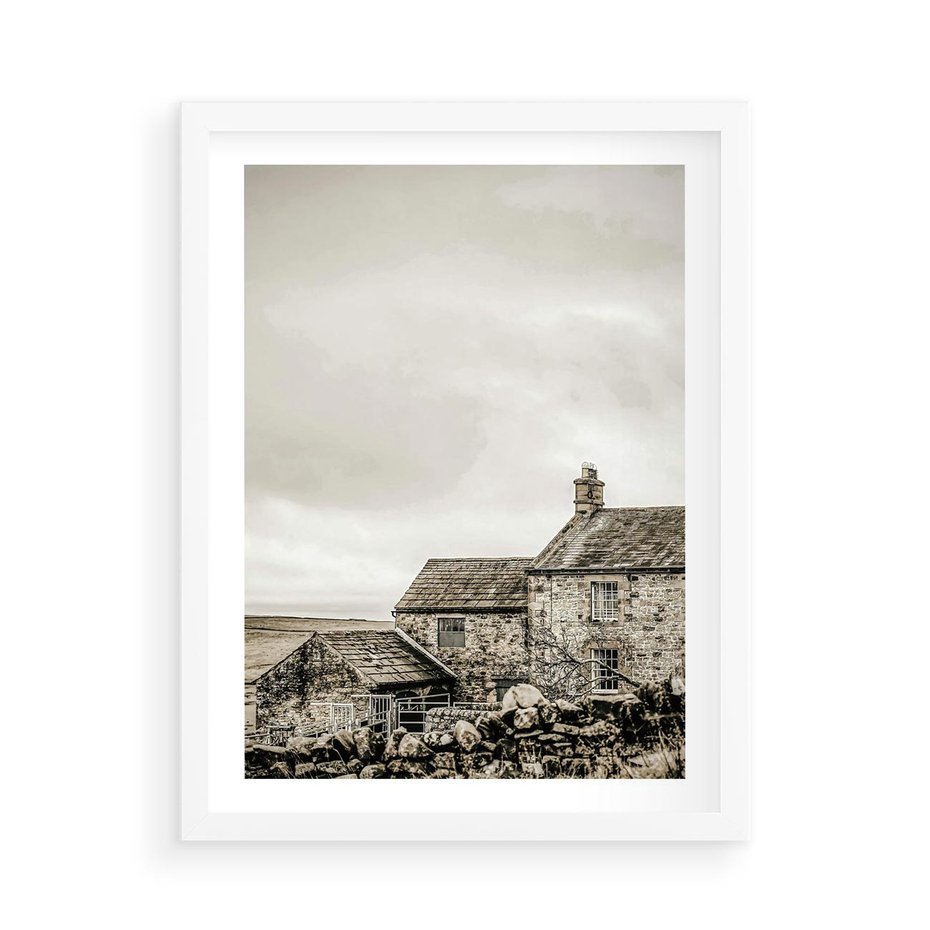 Plakat w ramie 50x70 - Kamienny Dom w Odcieniach Sepii - stary kamienny dom, odcienie sepii - rama biała