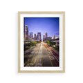 Plakat w ramie 30x40 - Światło nocnej ulicy - miasto, nocą - rama drewno