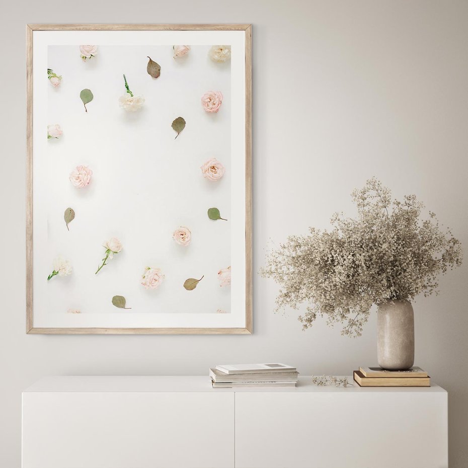 Plakat w ramie 40x50 - Romantyczna Kompozycja z Różami - kompozycja kwiatowa, róże - rama drewno