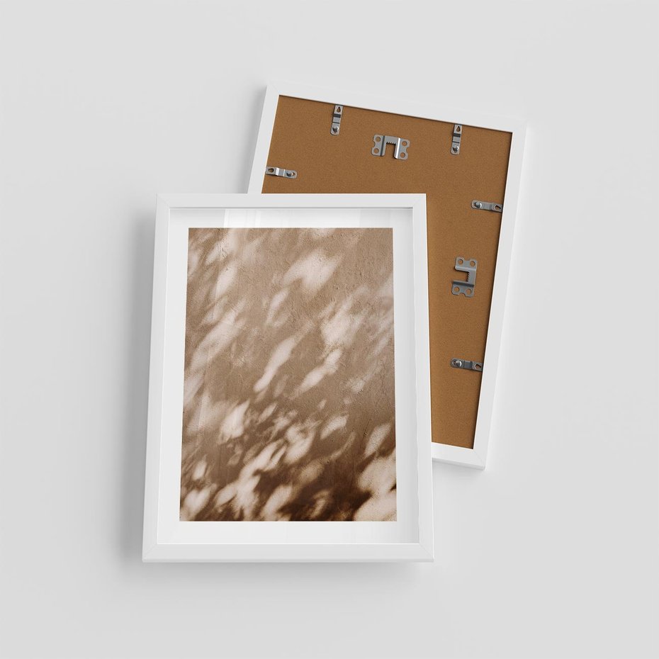 Plakat w ramie 30x40 - Abstrakcyjna Kompozycja: Cień na Ścianie - cień na ścianie, beżowe kolory - rama biała