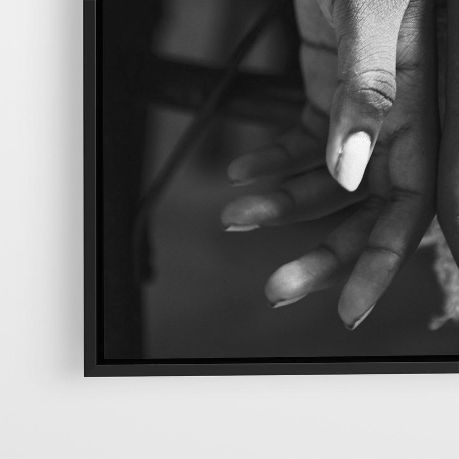 Obraz w ramie 50x50 - Splątane Uczucia - czarno biała fotografia, artystyczna - rama czarna