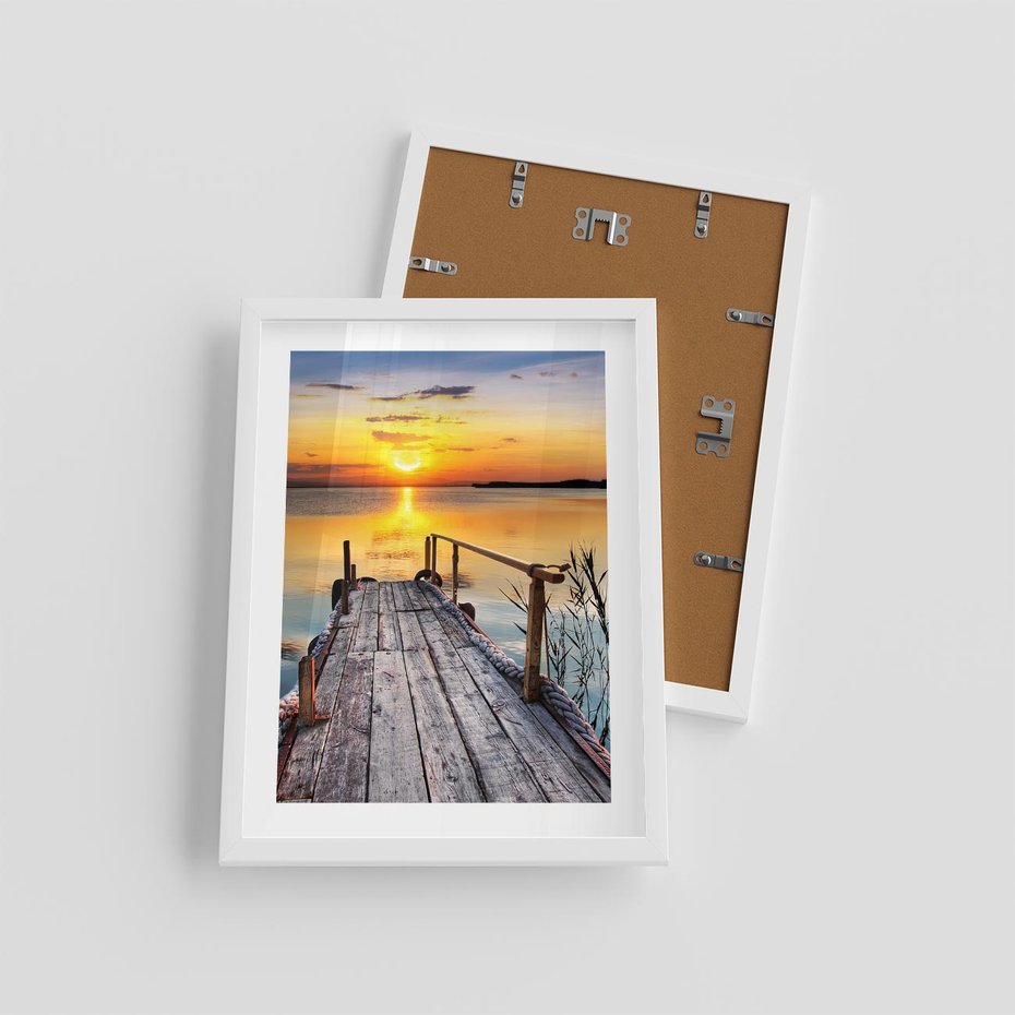 Plakat w ramie 30x40 - Zachód nad jeziorem z pomostem - pomost, jezioro - rama biała