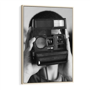 Obraz w ramie 50x70 - Mężczyzna za Aparatem - czarno białe zdjęcie, portret - rama drewno
