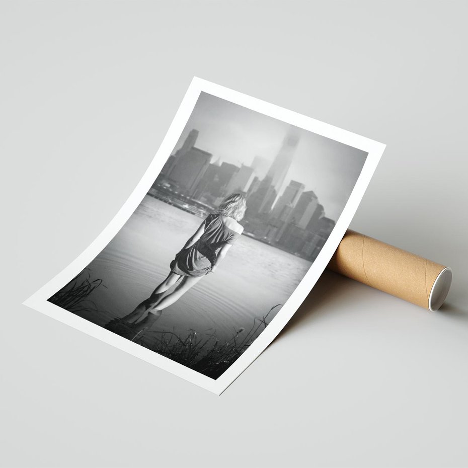 Plakat bez ramy 21x30 - Kapiel w Mieście - czarno białe zdjęcie, kobieta wchodzi do wody