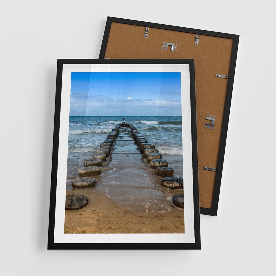 Plakat w ramie 50x70 - Falochron na brzegu morza - falochron, morze - rama czarna