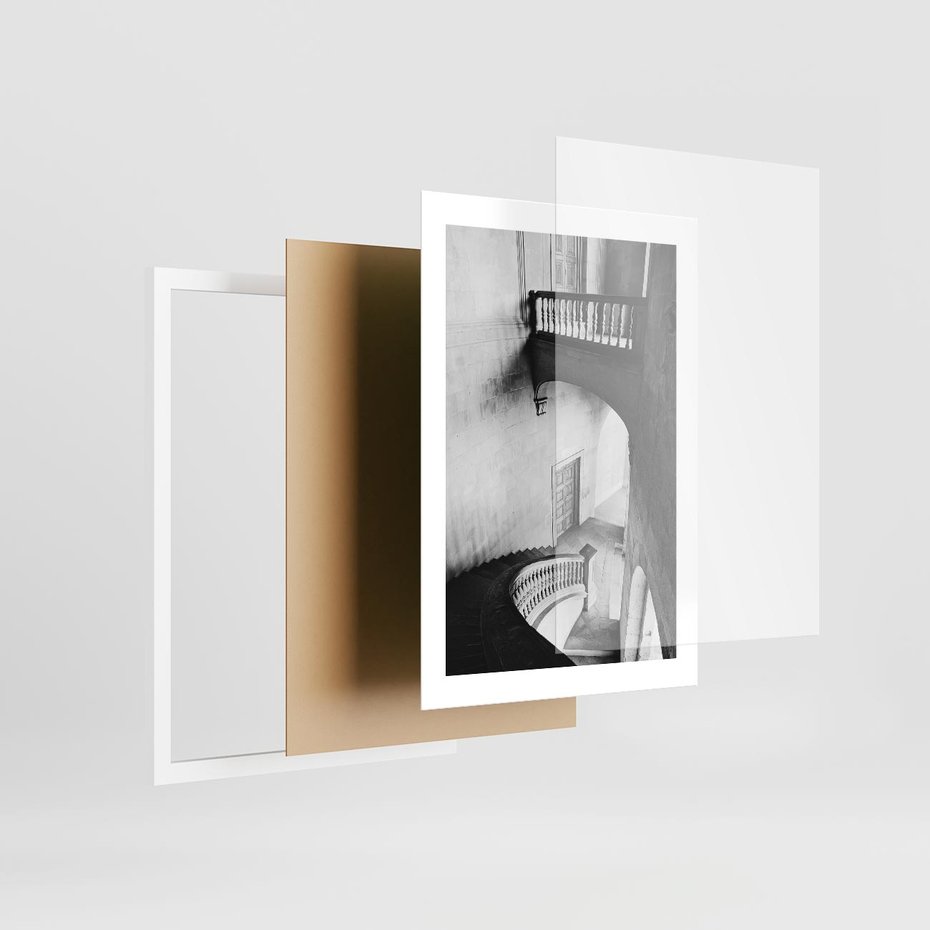 Plakat w ramie 30x40 - Po Schodach w Dół - czarno białą fotgrafia, zakręcone schody w starek kamienicy - rama biała