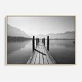Obraz w ramie 100x70 - Spokojna Przystań - czarno biała fotografia, drewniany pomost na jeziorze - rama drewno