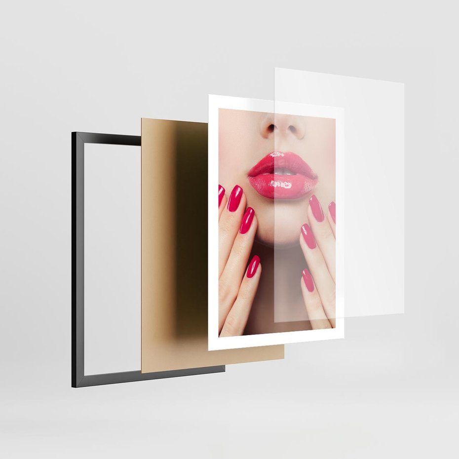 Plakat w ramie 50x70 - Wyrażenie Piękna - paznokcie, usta - rama czarna