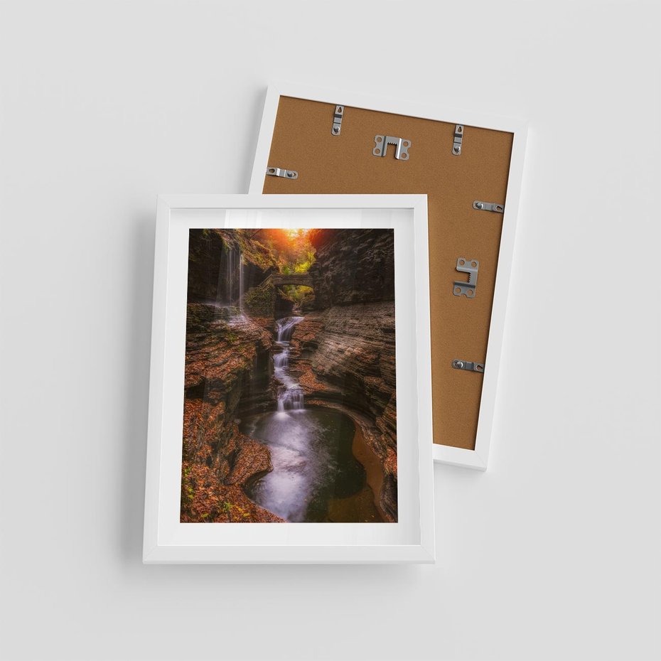 Plakat w ramie 30x40 - Barwna Harmonia - strumień, las - rama biała