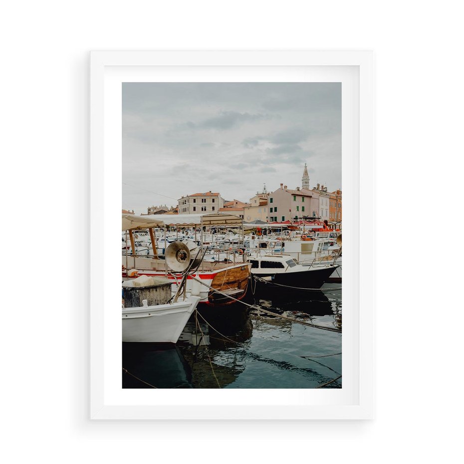 Plakat w ramie 50x70 - Malowniczy Krajobraz Morski - morze, łódki - rama biała