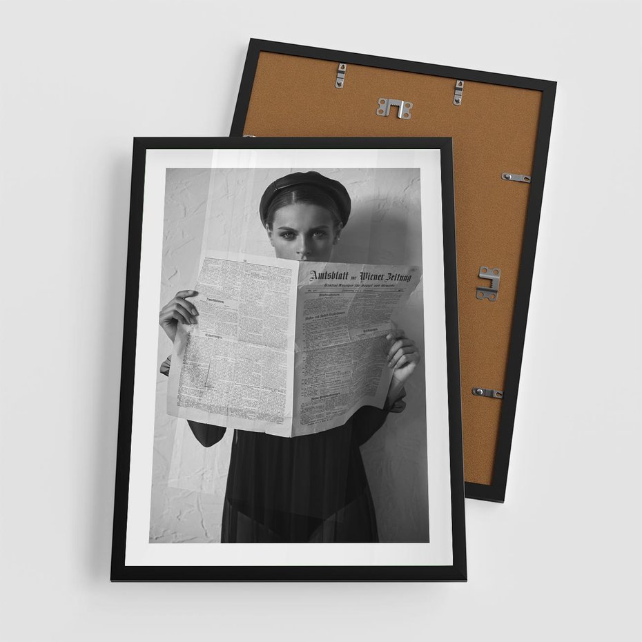 Plakat w ramie 50x70 - Nowe Wiadomości - retro zdjęcie, czarno białe - rama czarna