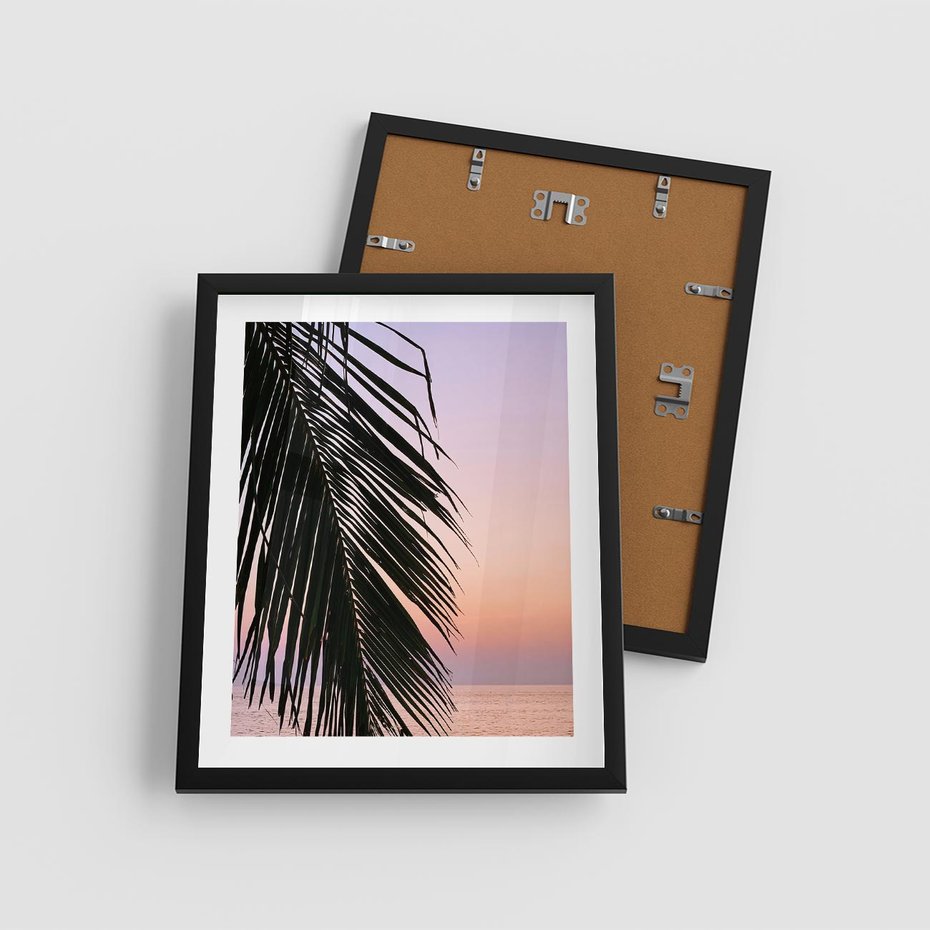 Plakat w ramie 40x50 - Liście Palmy nad Morzem - zachód słońca, liście palmy na tle nieba i morza - rama czarna