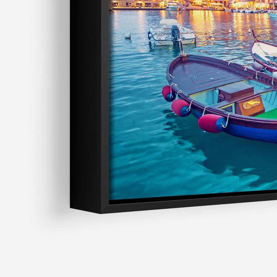 Obraz w ramie 50x50 - Tańczące kolory zachodu - nadmorskie kolorowe miast, kolorowe budynki na brzegu - rama czarna