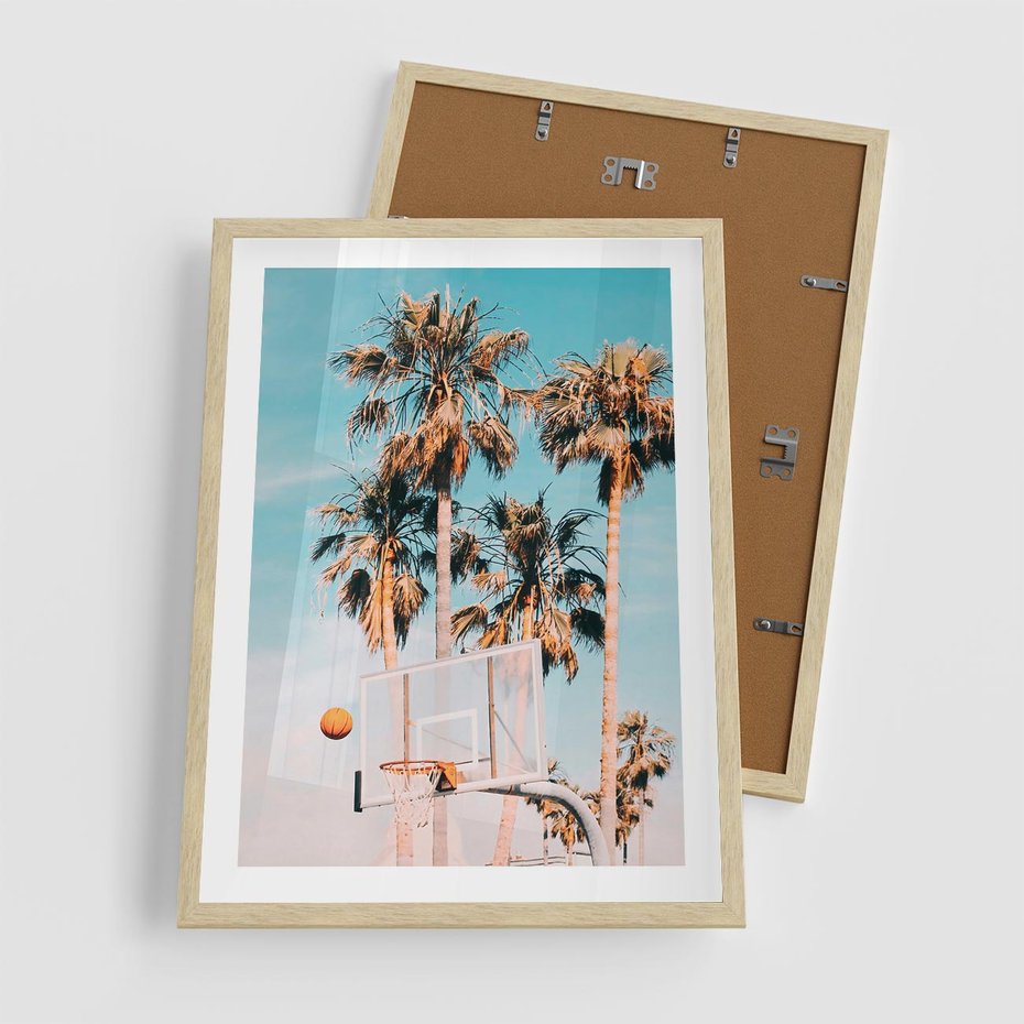 Plakat w ramie 50x70 - Egzotyczna Koszykówka - palmy na tle nieba, koszykówka - rama drewno