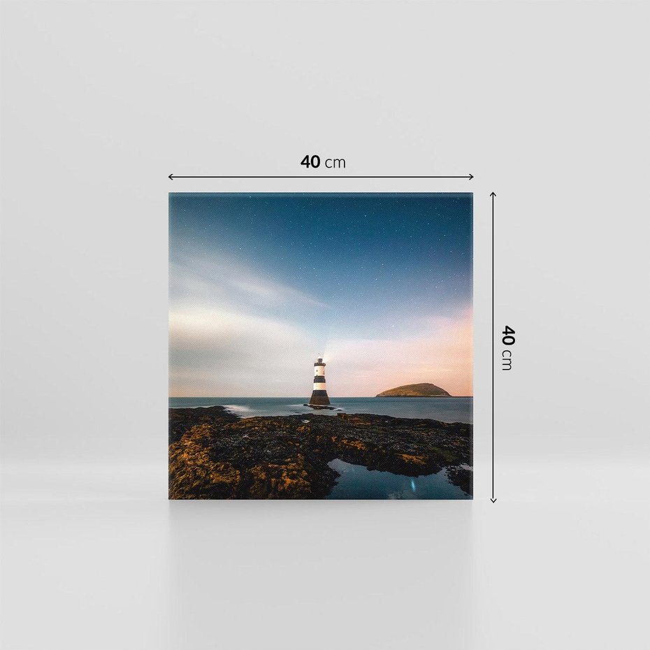 Obraz na płótnie 40x40 - Zachód słońca nad morzem: Magia plażowej scenerii - latarnia morska, morze