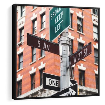 Obraz w ramie 50x50 - Namiastka wielkiego miasta - Nowy Jork, drogowskaz - rama czarna
