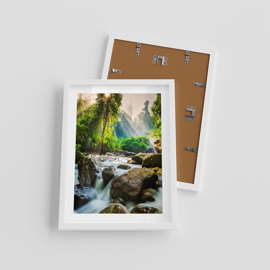 Plakat w ramie 30x40 - Idylliczny strumyk w urokliwym lesie - strumyk, las - rama biała
