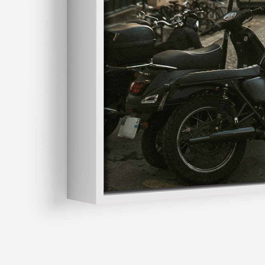 Obraz w ramie 70x100 - Ducha Przygody - motor, uliczka - rama biała