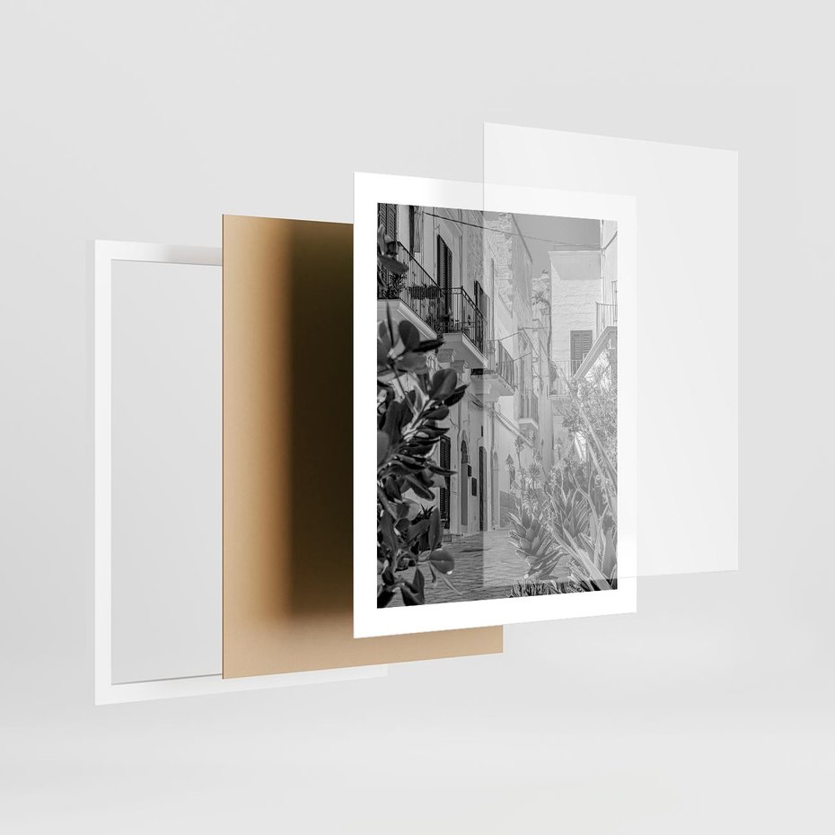 Plakat w ramie 40x50 - Nadmorska Uliczka - czarno białe zdjecie, uliczka w nadmorskim mieście - rama biała