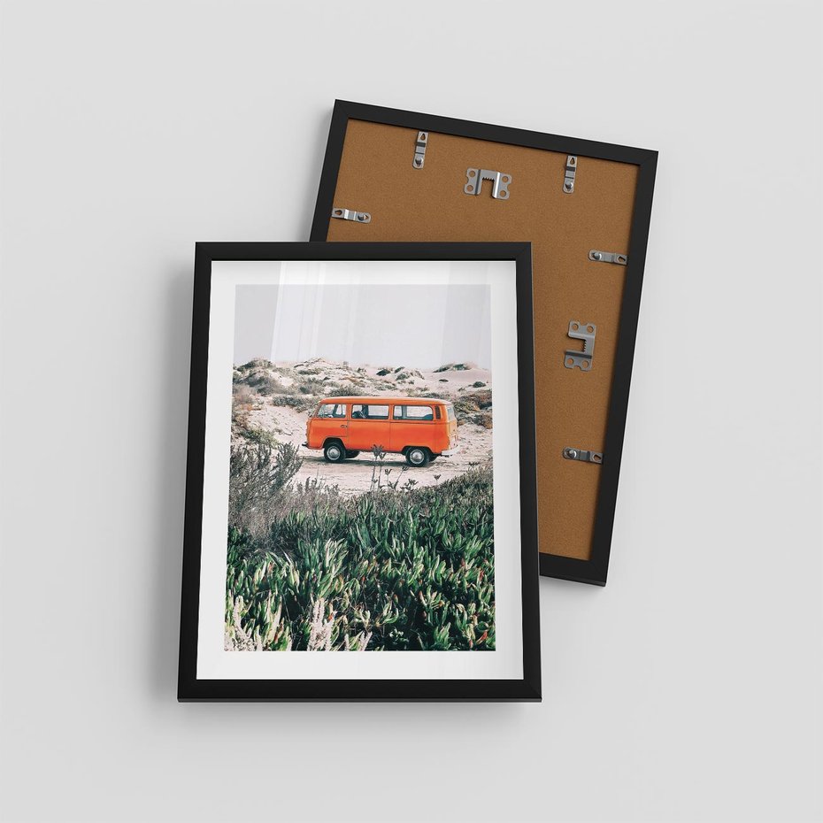 Plakat w ramie 30x40 - Podróże po Pustyni - stary samochód van, pomarańczowy - rama czarna