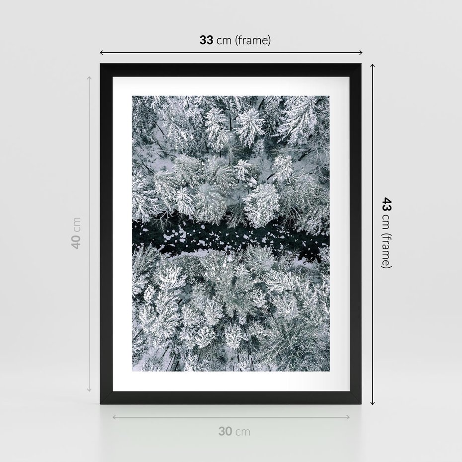 Plakat w ramie 30x40 - Zimowy Krajobraz z Góry - zdjęcie z góry, zaśnieżony las i zamarznięty strumyk - rama czarna