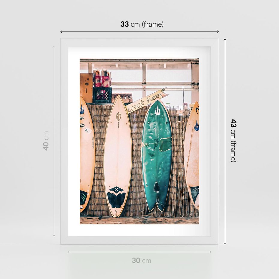 Plakat w ramie 30x40 - Deski Surfingowe w Pionie - deski surfingowe, ustawione pionowo - rama biała