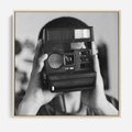 Obraz w ramie 50x50 - Mężczyzna za Aparatem - czarno białe zdjęcie, portret - rama drewno