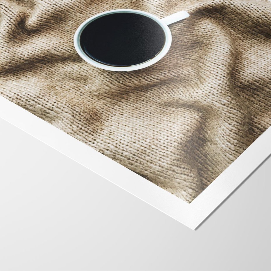 Plakat bez ramy 30x40 - Filiżanka Kawy na Brązowym Kocu - kawa, czarna kawa