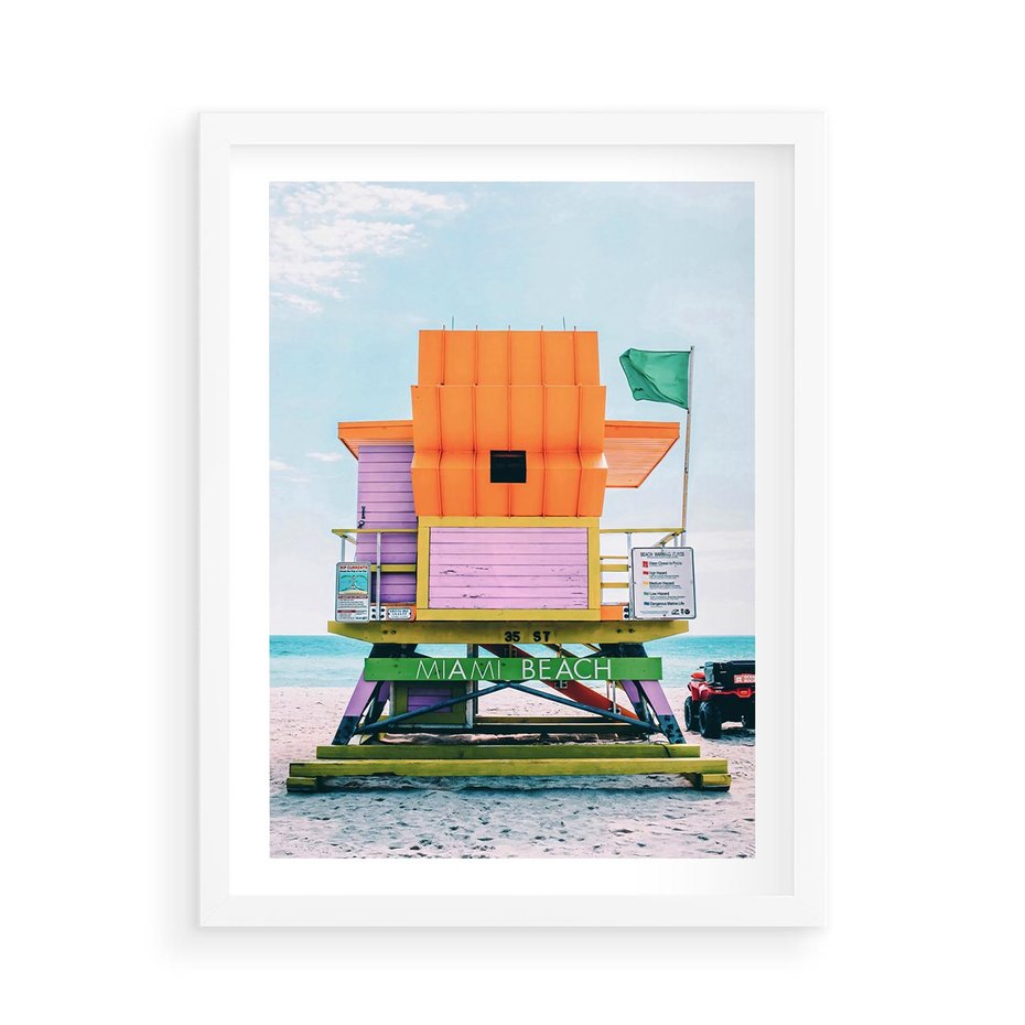 Plakat w ramie 50x70 - Plaża Miami w Słoneczny Dzień - domek ratownika, kolorowy - rama biała