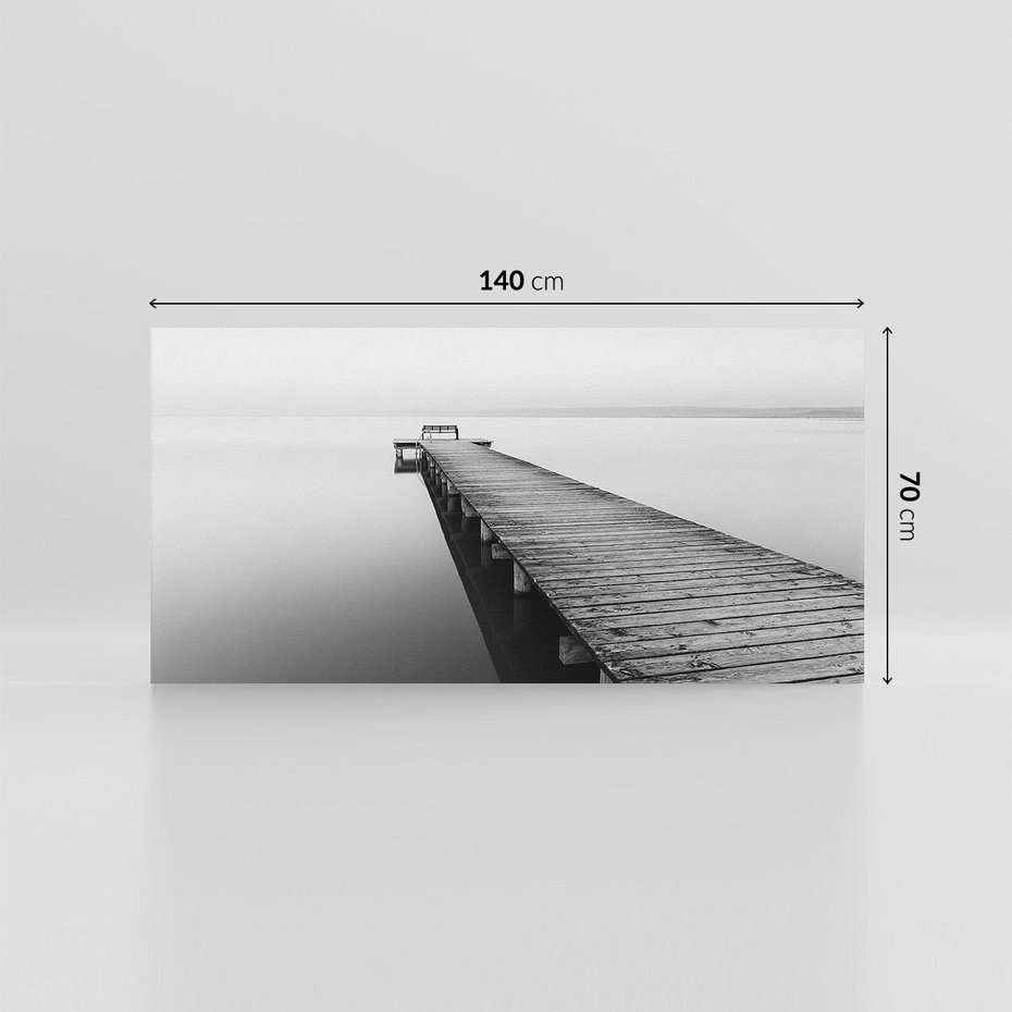 Obraz na płótnie 140x70 - Mglista Perspektywa - czarno biała fotografia, drewniany pomost na jeziorze